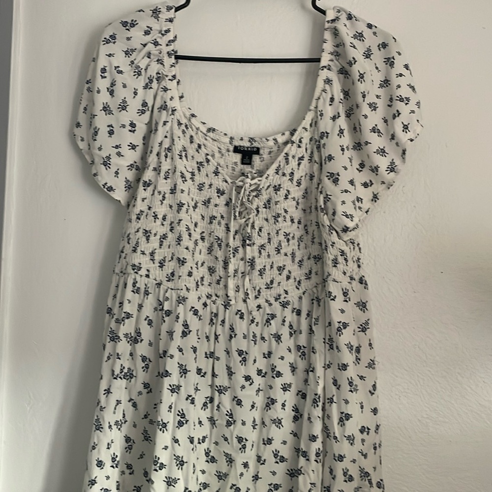 torrid White Short Sleeve Floral Smocked Tee
